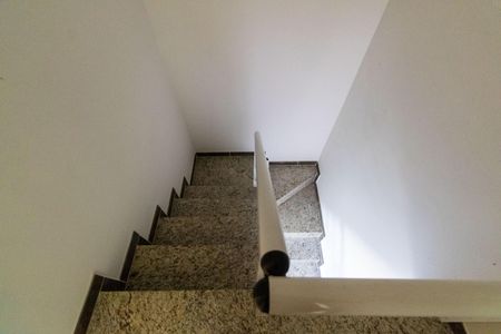 Casa para alugar com 120m², 3 quartos e 2 vagasEscada