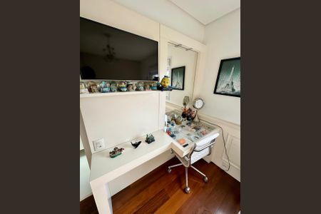 Apartamento à venda com 193m², 4 quartos e 3 vagasQuarto 2