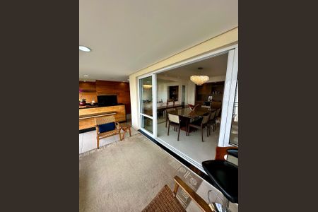 Apartamento à venda com 193m², 4 quartos e 3 vagasSacada da Sala