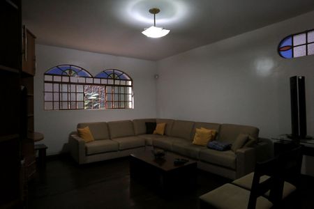 Casa à venda com 360m², 4 quartos e 5 vagasSala de TV