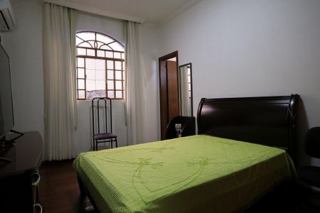 Casa à venda com 360m², 4 quartos e 5 vagasSuíte 2