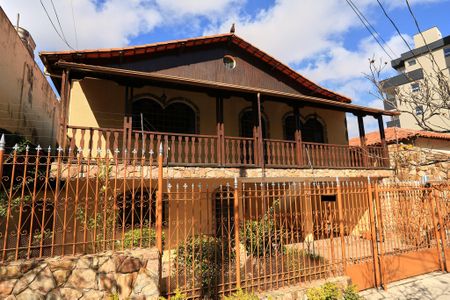 Casa à venda com 360m², 4 quartos e 5 vagasFachada