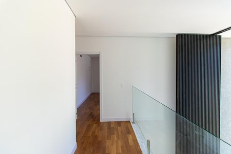 Casa de condomínio para alugar com 380m², 4 quartos e 4 vagasCorredor andar superior