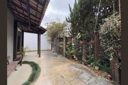 Casa para alugar com 400m², 4 quartos e 3 vagasEntrada da casa