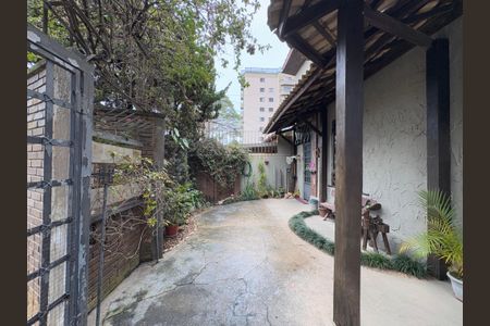 Casa para alugar com 400m², 4 quartos e 3 vagasEntrada da casa