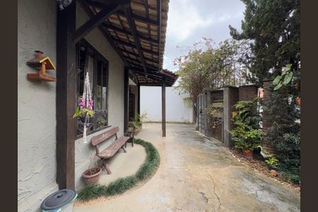 Casa para alugar com 400m², 4 quartos e 3 vagasEntrada da casa