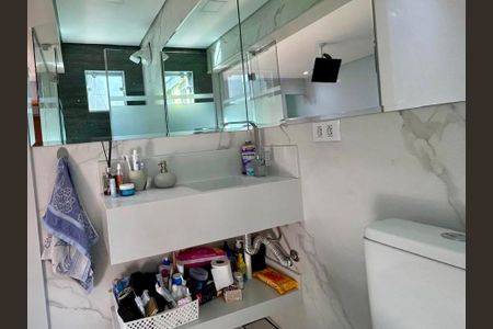 Casa à venda com 325m², 2 quartos e 2 vagasBanheiro da Suíte 1