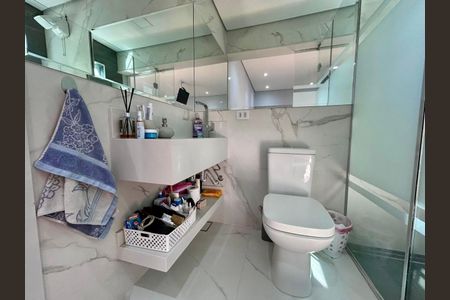 Casa à venda com 325m², 2 quartos e 2 vagasBanheiro da Suíte 2