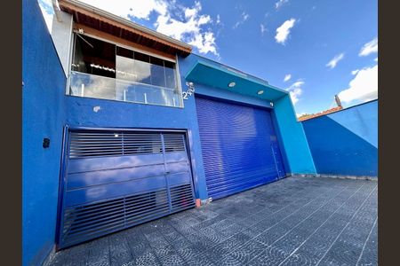 Casa à venda com 325m², 2 quartos e 2 vagasFachada