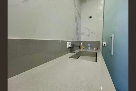 Casa à venda com 325m², 2 quartos e 2 vagasBanheiro 1