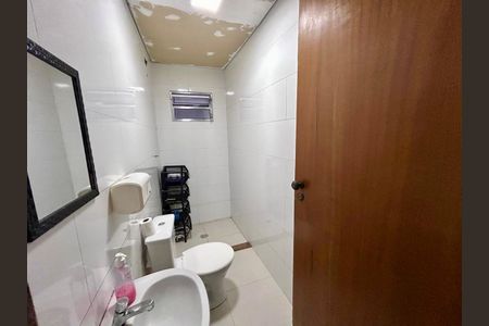 Casa à venda com 325m², 2 quartos e 2 vagasBanheiro 3