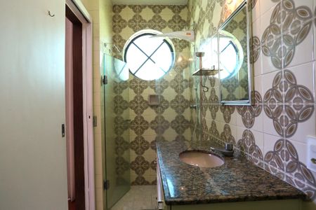 Apartamento à venda com 240m², 4 quartos e 2 vagas Apartamento à venda com 240m², 4 quartos e 2 vagasBanheiro da Suíte 1