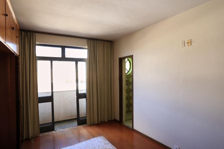 Apartamento à venda com 240m², 4 quartos e 2 vagas Apartamento à venda com 240m², 4 quartos e 2 vagasSuíte 1
