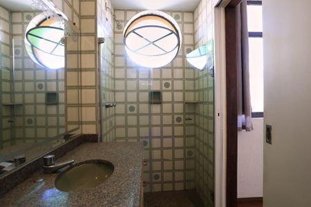 Apartamento à venda com 240m², 4 quartos e 2 vagas Apartamento à venda com 240m², 4 quartos e 2 vagasBanheiro da Suíte