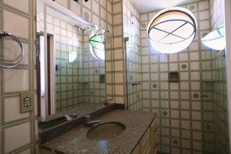 Apartamento à venda com 240m², 4 quartos e 2 vagas Apartamento à venda com 240m², 4 quartos e 2 vagasBanheiro da Suíte