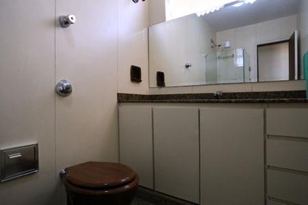 Apartamento à venda com 240m², 4 quartos e 2 vagas Apartamento à venda com 240m², 4 quartos e 2 vagasBanheiro Social