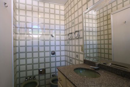 Apartamento à venda com 240m², 4 quartos e 2 vagas Apartamento à venda com 240m², 4 quartos e 2 vagasBanheiro da Suíte