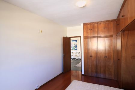 Apartamento à venda com 240m², 4 quartos e 2 vagas Apartamento à venda com 240m², 4 quartos e 2 vagasSuíte 1