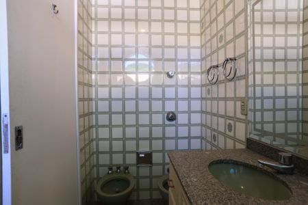 Apartamento à venda com 240m², 4 quartos e 2 vagas Apartamento à venda com 240m², 4 quartos e 2 vagasBanheiro da Suíte