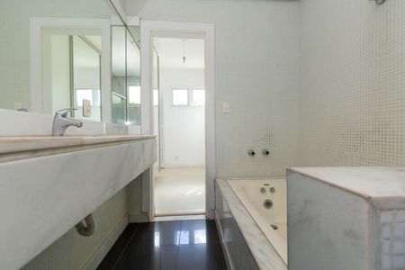 Casa para alugar com 220m², 3 quartos e 6 vagasBanheiro