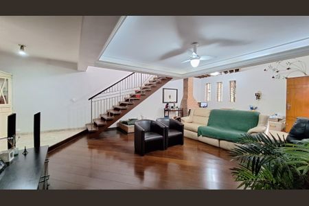 Casa à venda com 251m², 3 quartos e 3 vagasSala