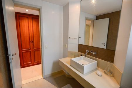 Apartamento à venda com 167m², 3 quartos e 2 vagasBanheiro Social