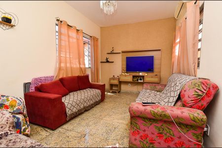 Casa à venda com 170m², 4 quartos e 3 vagas Casa à venda com 170m², 4 quartos e 3 vagasSala