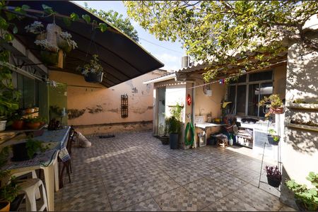 Casa à venda com 170m², 4 quartos e 3 vagas Casa à venda com 170m², 4 quartos e 3 vagasÁrea externa