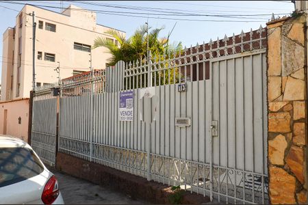 Casa à venda com 170m², 4 quartos e 3 vagas Casa à venda com 170m², 4 quartos e 3 vagasFachada