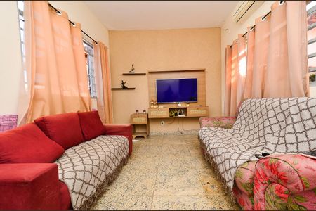 Casa à venda com 170m², 4 quartos e 3 vagas Casa à venda com 170m², 4 quartos e 3 vagasSala