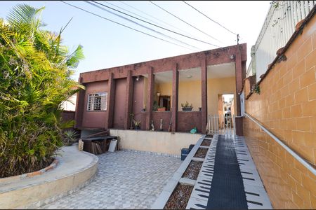 Casa à venda com 170m², 4 quartos e 3 vagas Casa à venda com 170m², 4 quartos e 3 vagasEntrada