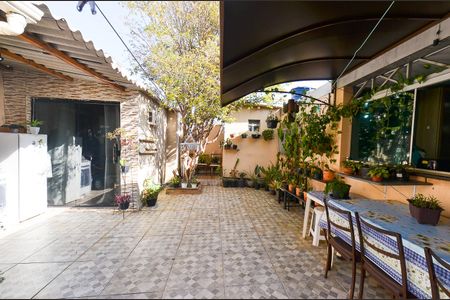 Casa à venda com 170m², 4 quartos e 3 vagas Casa à venda com 170m², 4 quartos e 3 vagasÁrea externa