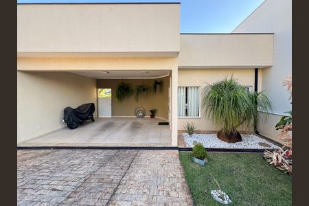Casa de condomínio para alugar com 260m², 3 quartos e 4 vagas Casa de condomínio para alugar com 260m², 3 quartos e 4 vagasFachada