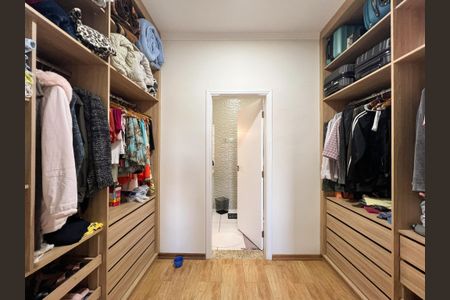 Casa de condomínio para alugar com 260m², 3 quartos e 4 vagas Casa de condomínio para alugar com 260m², 3 quartos e 4 vagasCloset da suíte 2