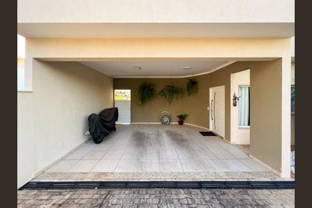 Casa de condomínio para alugar com 260m², 3 quartos e 4 vagas Casa de condomínio para alugar com 260m², 3 quartos e 4 vagasFachada