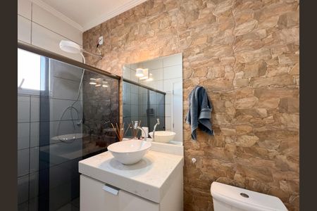 Casa de condomínio para alugar com 260m², 3 quartos e 4 vagas Casa de condomínio para alugar com 260m², 3 quartos e 4 vagasBanheiro da Suíte 1
