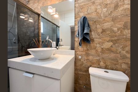 Casa de condomínio para alugar com 260m², 3 quartos e 4 vagas Casa de condomínio para alugar com 260m², 3 quartos e 4 vagasBanheiro da Suíte 1