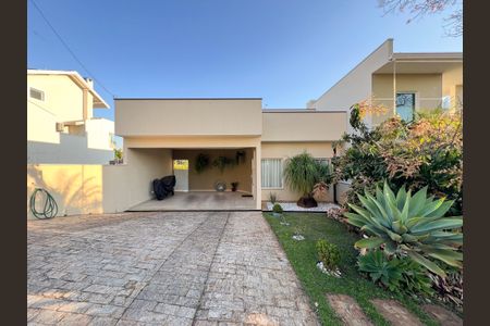 Casa de condomínio para alugar com 260m², 3 quartos e 4 vagas Casa de condomínio para alugar com 260m², 3 quartos e 4 vagasFachada