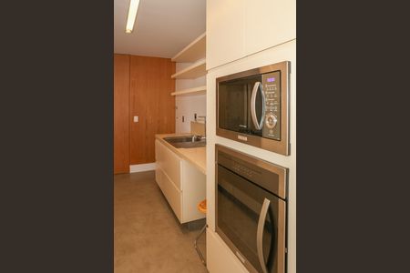 Apartamento para alugar com 140m², 3 quartos e 2 vagas Apartamento para alugar com 140m², 3 quartos e 2 vagasCozinha e Área de Serviço