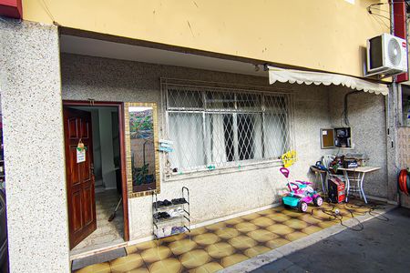 Casa à venda com 350m², 3 quartos e 3 vagas Casa à venda com 350m², 3 quartos e 3 vagasFachada