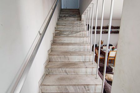 Casa à venda com 350m², 3 quartos e 3 vagas Casa à venda com 350m², 3 quartos e 3 vagasEscada