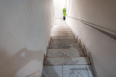 Casa à venda com 350m², 3 quartos e 3 vagas Casa à venda com 350m², 3 quartos e 3 vagasEscada