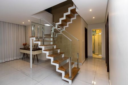 Apartamento à venda com 180m², 3 quartos e 1 vaga Apartamento à venda com 180m², 3 quartos e 1 vagaEscada