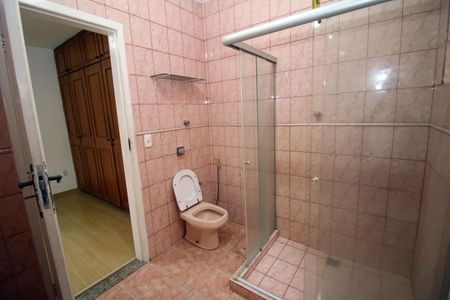 Casa para alugar com 200m², 5 quartos e 6 vagasBanheiro da Suíte 2