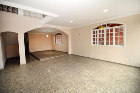 Sala de casa para alugar com 5 quartos, 200m² em Penha, Rio de Janeiro