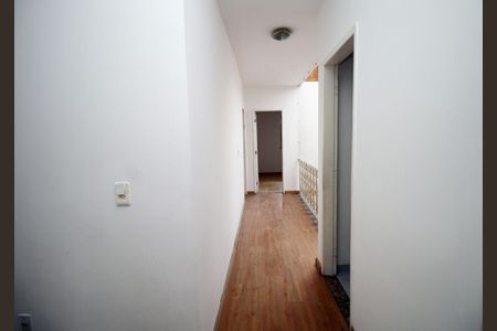 Casa para alugar com 200m², 4 quartos e 5 vagasCorredor 2º piso