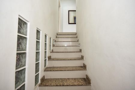 Escada de casa à venda com 2 quartos, 110m² em Jardim Tres Irmaos, Taboão da Serra