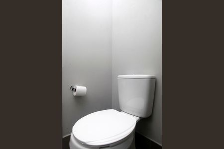 Banheiro de kitnet/studio para alugar com 1 quarto, 25m² em Auxiliadora, Porto Alegre