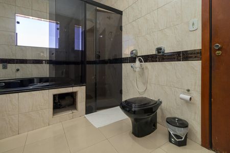 Casa à venda com 330m², 5 quartos e 3 vagasBanheiro da Suíte