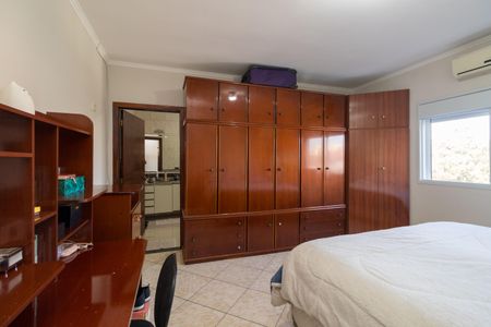 Casa à venda com 330m², 5 quartos e 3 vagasSuíte